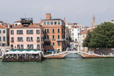 Quay, Restoran ve Venedik kanal üzerinde köprü