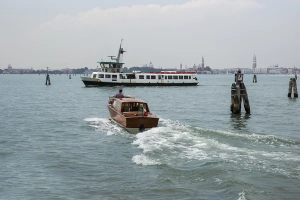 Ônibus aquático e táxi no verão Veneza — Fotografia de Stock