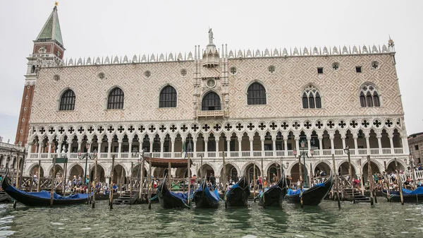 Jetée Gondolas près du palais Doges en été Venise — Photo
