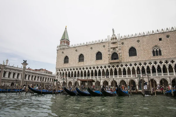 Estacionamento de gôndolas perto do palácio Doges no verão Veneza — Fotografia de Stock