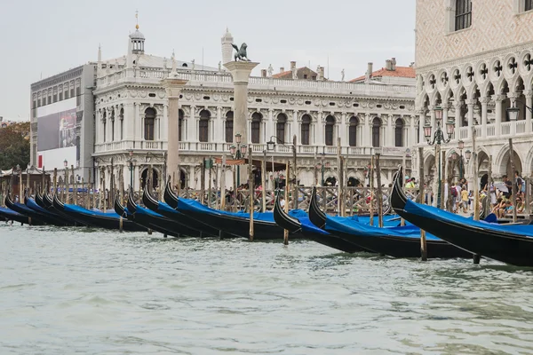 Row of gondolas near Doges palace in summer Venice — Stock Photo, Image