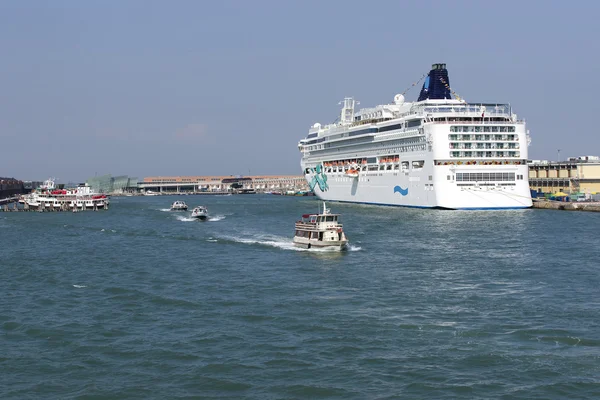 Kreuzfahrtschiff im Sommer im venezianischen Hafen — Stockfoto