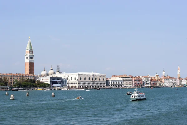 Palacio Duces, campanario de San Marco, estatua de león de San Marco y — Foto de Stock