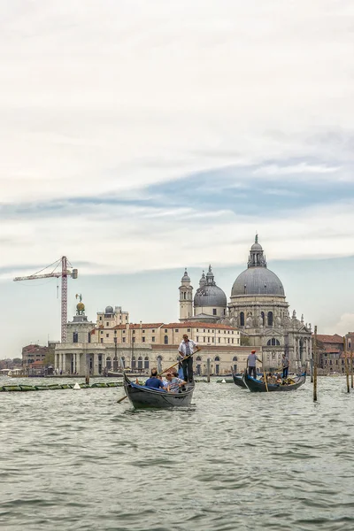 Venecia, Italia - 26 de agosto de 2012: Basílica de Santa Maria della Salute y gondoleros en verano Venic —  Fotos de Stock