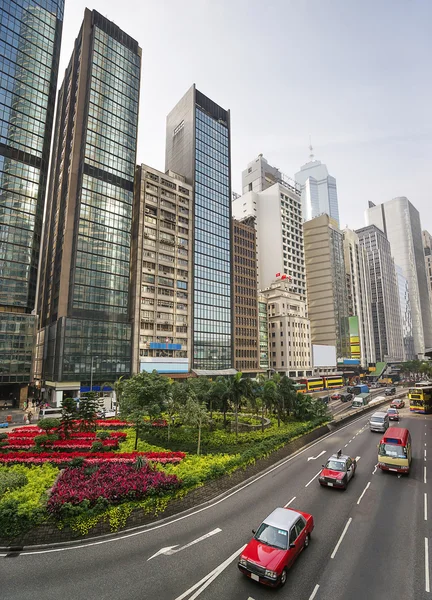Central Hong Kong carretera calle tráfico y vista al horizonte — Foto de Stock