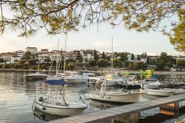 Beyaz tekne Marina Adriyatik Denizi bay Harbor Pula, Emili23cinsiyet