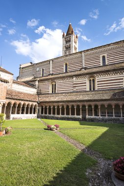 Verona, San Zeno Maggiore Bazilikası'na yard