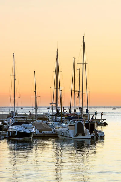 Marina molo e persone che pescano al tramonto — Foto Stock