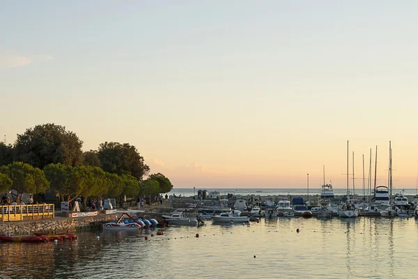 Marina pier in adriatic sea bay harbor in Pula, Croatia — Stock Photo, Image