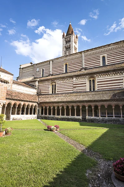 Verona, cortile della basilica di San Zeno Maggiore — Foto Stock