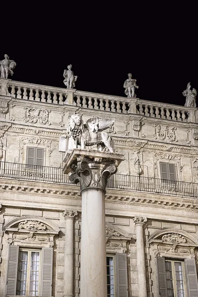 Estátua de leão de São Marcos em Verona — Fotografia de Stock