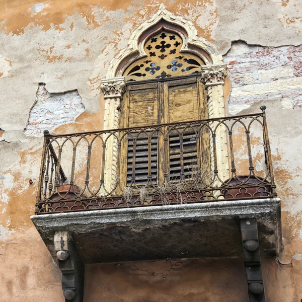 İtalyan klasik ihmal edilen balkon — Stok fotoğraf