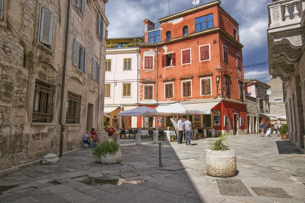 Rua e pessoas na rua em Pula — Fotografia de Stock