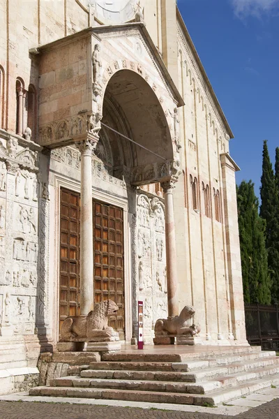 Verona, San Zeno Maggiore basílica frente fachada — Fotografia de Stock
