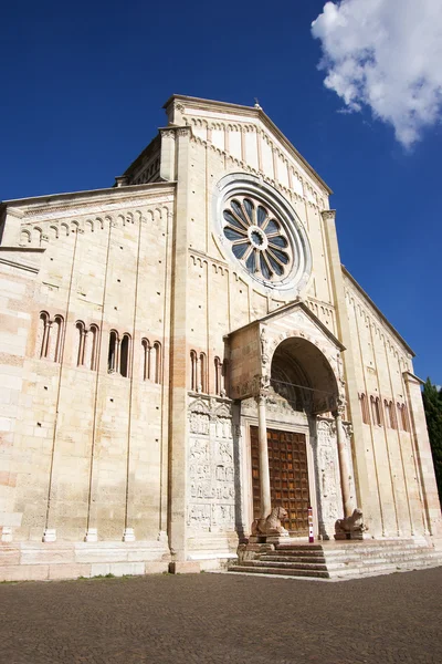 Vérone, façade de la basilique San Zeno Maggiore — Photo