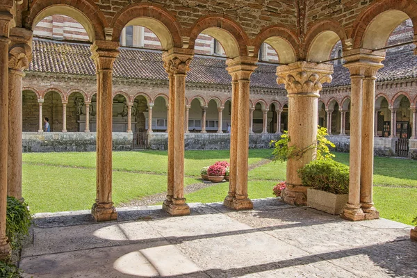 Verona, San Zeno Maggiore patio de la basílica en verano —  Fotos de Stock