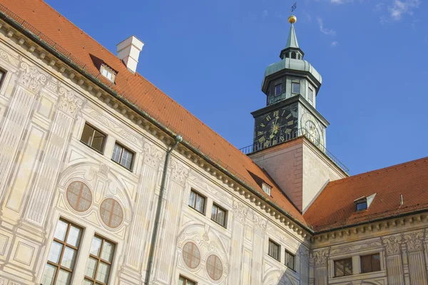 Torre del reloj en Munich delante del cielo azul — Foto de Stock