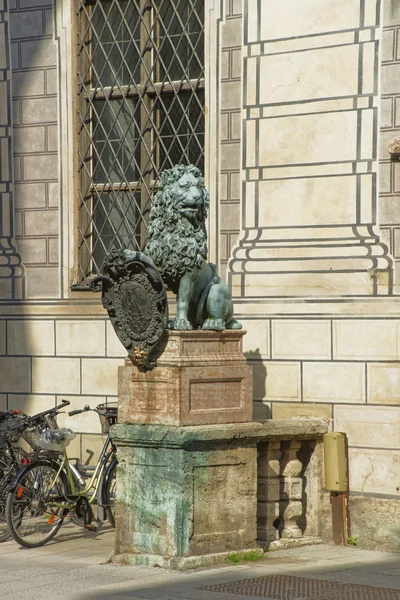 ミュンヘンの宮殿の庭でライオン像 — ストック写真