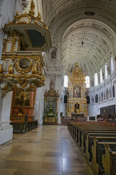Svatý Michael Cathedral katedrála (Mnichov) interiér a lavice ro — Stock fotografie