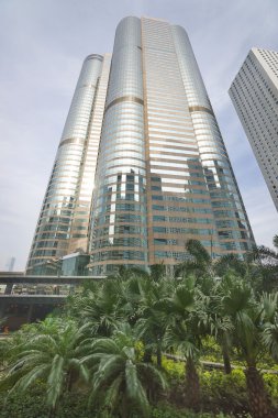 Gökdelen yukarı doğru görünümü merkezi Hong Kong