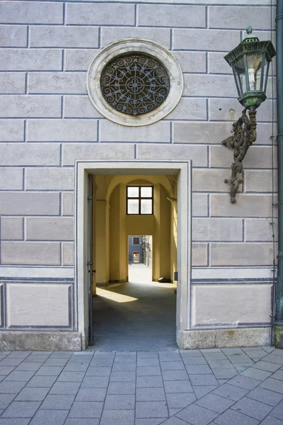 Fener ve yuvarlak pencere koridor geçişiyle — Stok fotoğraf