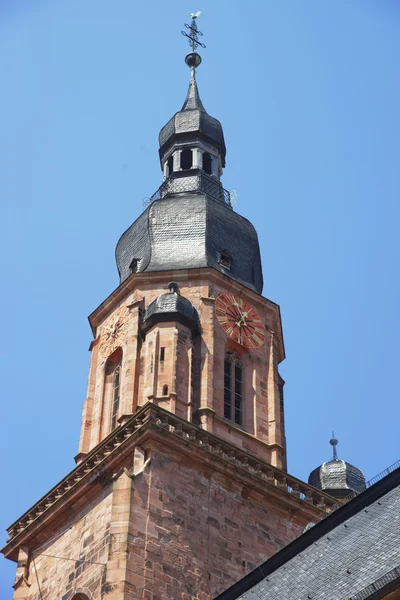 Часовая башня и шпиль собора Святого Духа в Гейдельберге — стоковое фото