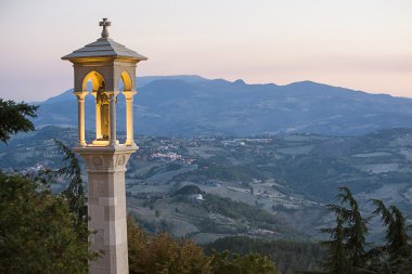 Yaz aylarında geç akşam San Marino panoramik görünüm