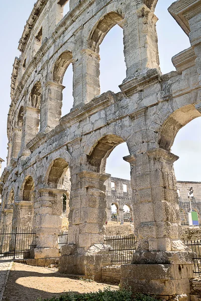 A fragment of antique Roman amphitheater wall in Pula — Stock Photo, Image