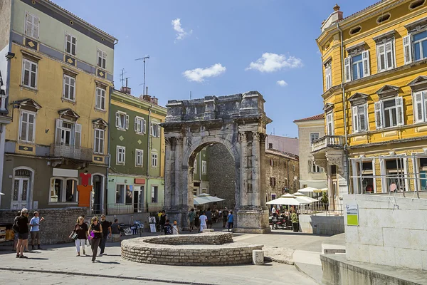 Arco triunfal de la antigüedad romana en Pula — Foto de Stock