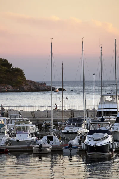 Marina pier napnyugtakor Yachtok Horvátország — Stock Fotó