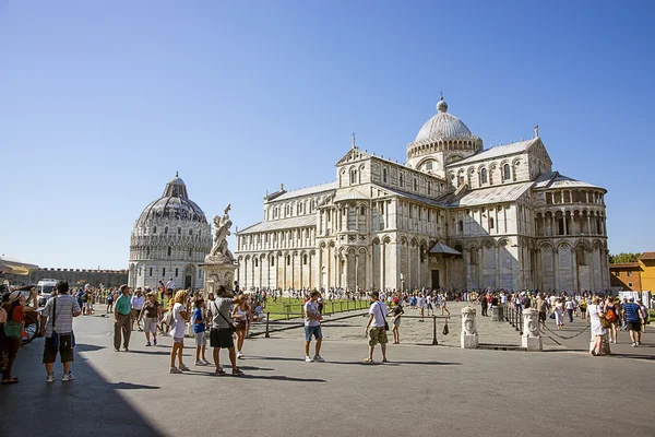 Baptisterium van Pisa en kathedraal in Italië in de zomer — Stockfoto