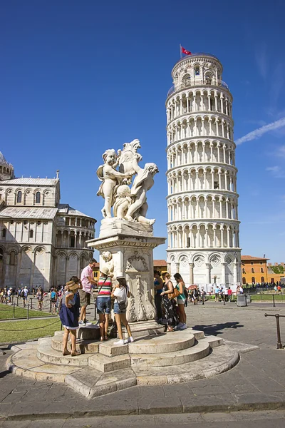 Pisa schiefen turm und engel skulptur in italien im sommer — Stockfoto