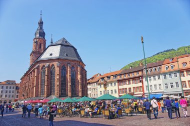 Kutsal ruh ve heidelberg meydanda insanlar katedral