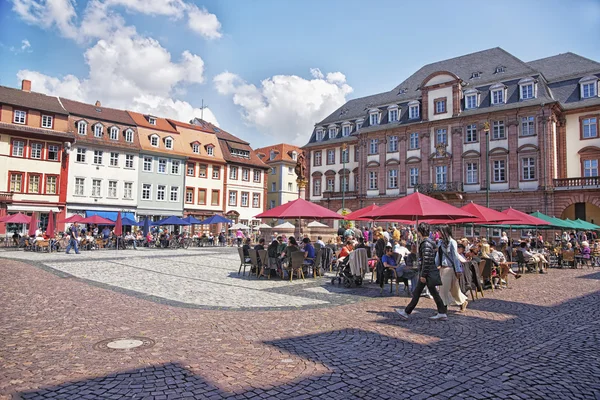 Άνθρωποι σε υπαίθριες καφετέριες στην κεντρική πλατεία στη Χαϊδελβέργη — Φωτογραφία Αρχείου