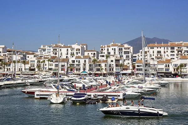 Marina im Sommer puerto banus in spanien — Stockfoto