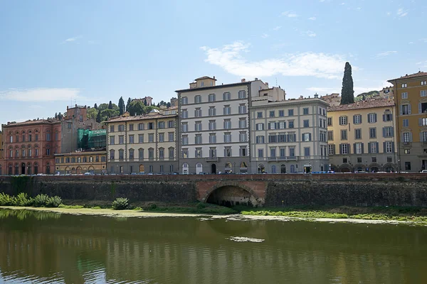 Vista desde el puente Ponte Vecchio en Florencia en Italia —  Fotos de Stock