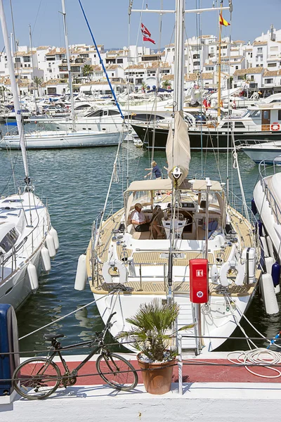 Jachta v létě Puerto Banus ve Španělsku — Stock fotografie