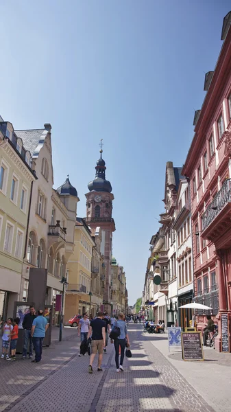 Ludzie na głównym deptaku w Heidelbergu, Niemcy — Zdjęcie stockowe