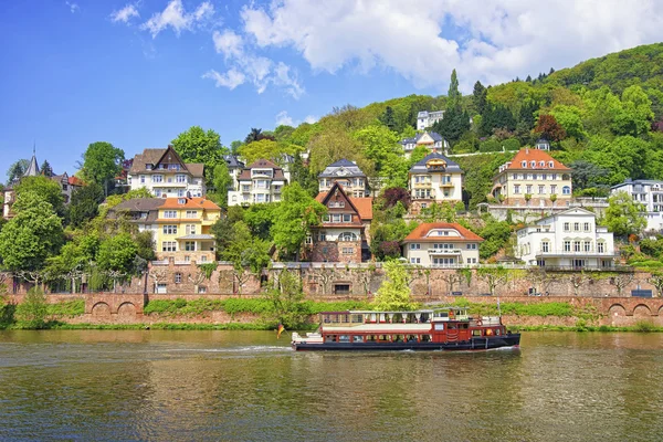 Dampfer im Fluss vor dem Kai im Sommer heidelberg — Stockfoto