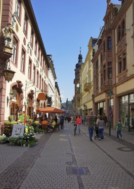 Heidelberg Merkezi Yaya Caddesi üzerinde yürüyen insanlar