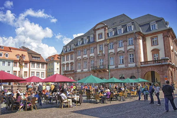 Lidé ve venkovní kavárny na hlavním náměstí v Heidelbergu — Stock fotografie