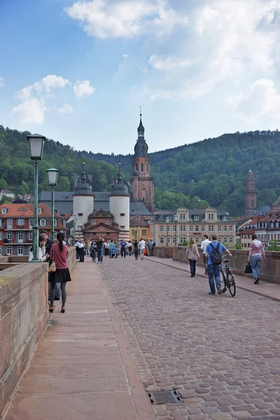 Híd a folyón és a turisták Heidelberg nyári — Stock Fotó