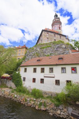 Nehir kıyısında ve castle Rock'da Cesky Krumlov şehir içinde
