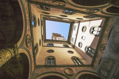 Yaz görünümünde İtalya Floransa'da Uffizi galerisinde