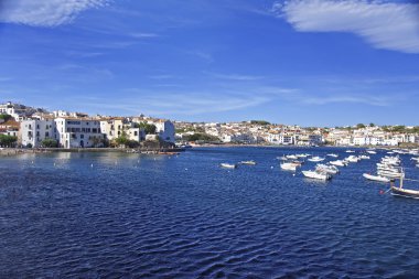 Cadaques şehir plaj ve liman yaz aylarında
