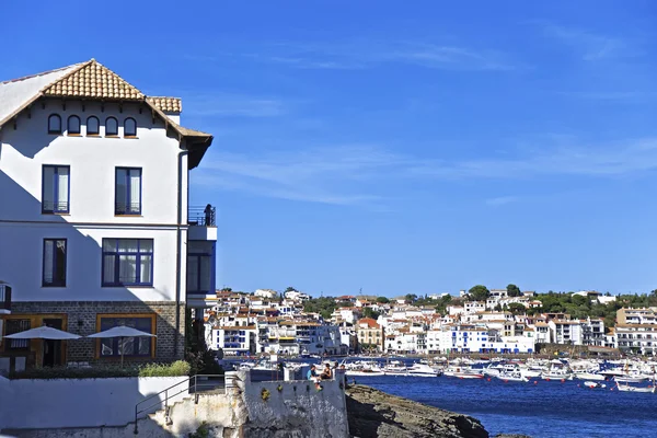 Paesaggio urbano di Cadaques e porto della città in estate — Foto Stock