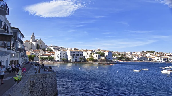 A quay és Nézd Cadaques kikötő nyári turisták — Stock Fotó