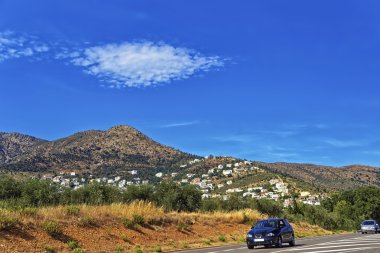 provence dağlarda yolda araba