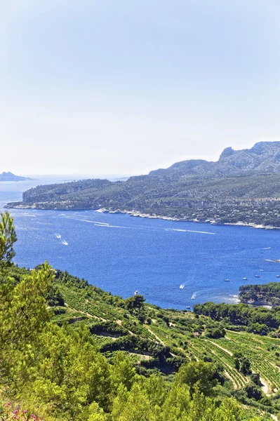 Bahía del mar Mediterráneo en Provenza vista desde las montañas — Foto de Stock