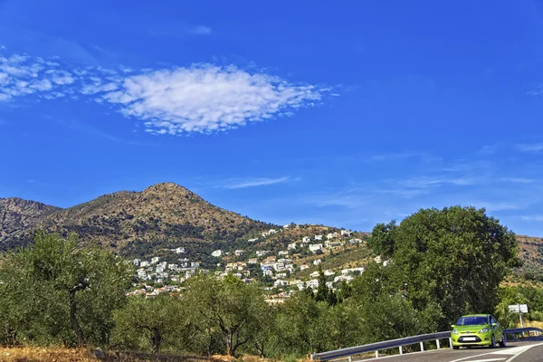 Gele compacte auto op de weg in Provence bergen — Stockfoto